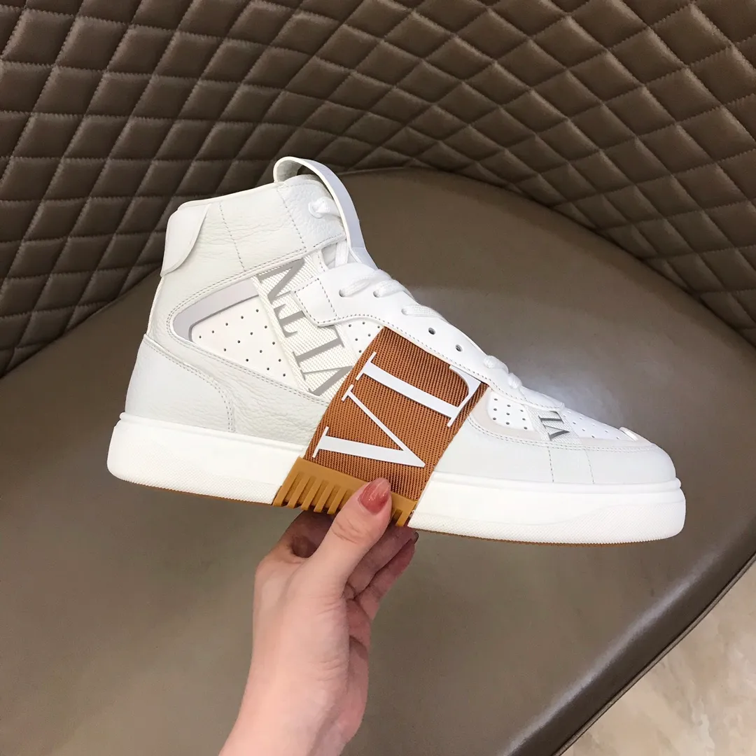 p480 "VALETINO**" new high-top 🆕 calfskin lace-up sneakers. No man should be able to refuse these shoes. The classic color scheme is so handsome! Purchase a high-precision replica of the original version to instantly sell off the market currency! 6 VLTN logo rubber effect straps - Valentino Garavani Logo printed on the back and tongue, all materials are customized to ensure quality! Size: 38-44